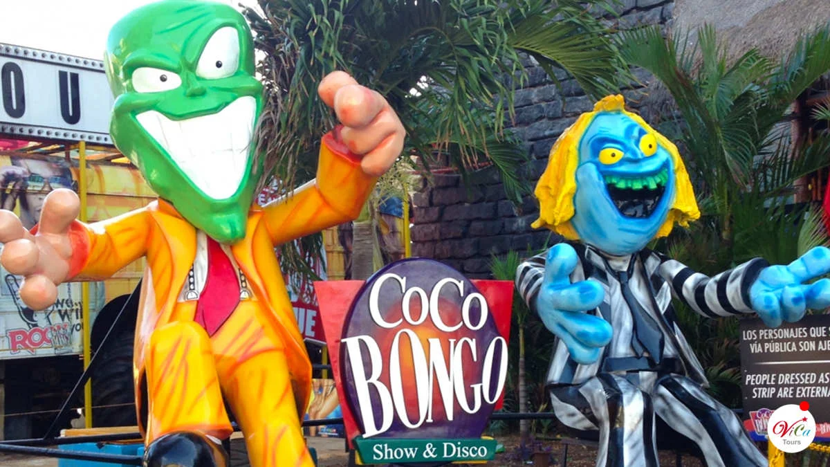 Grupo de personas disfrutando del ambiente de fiesta nocturna en Cancún.